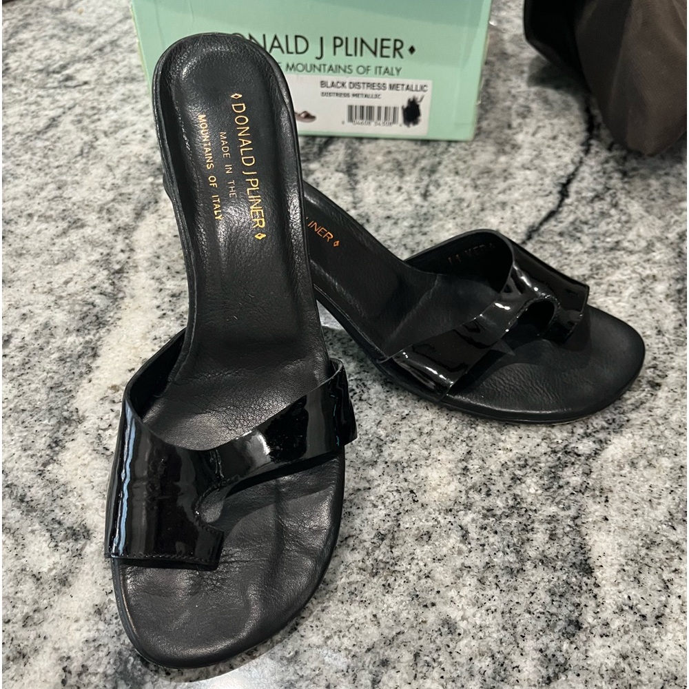 Donald Pliner Salya black patent sandal. Size 6.5